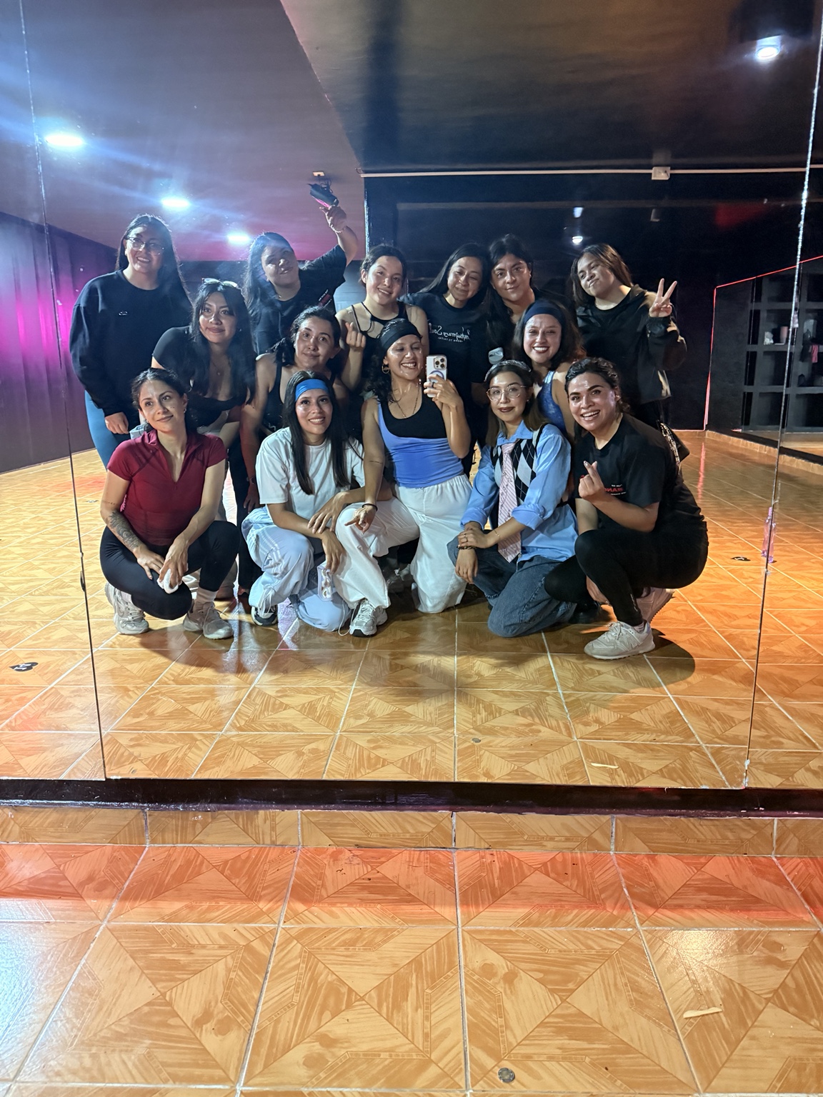 La Tribe reunida al finalizar la clase