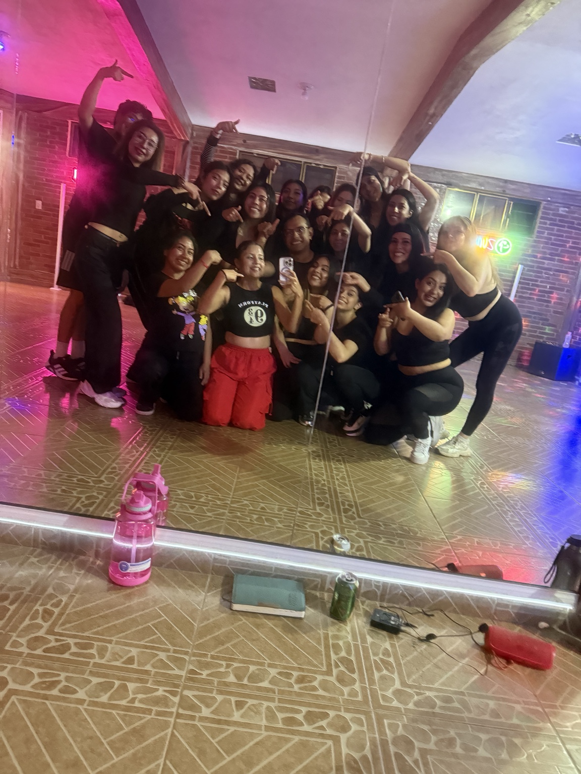 Alumnas celebrando una clase de Latina