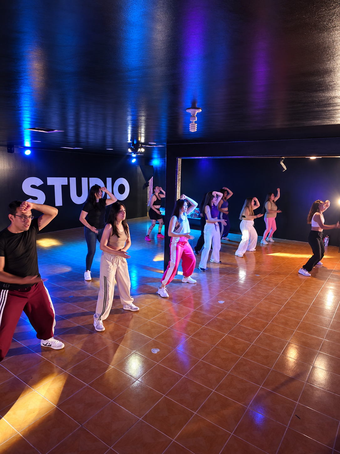 Clase de baile grupal en Vibe Studio