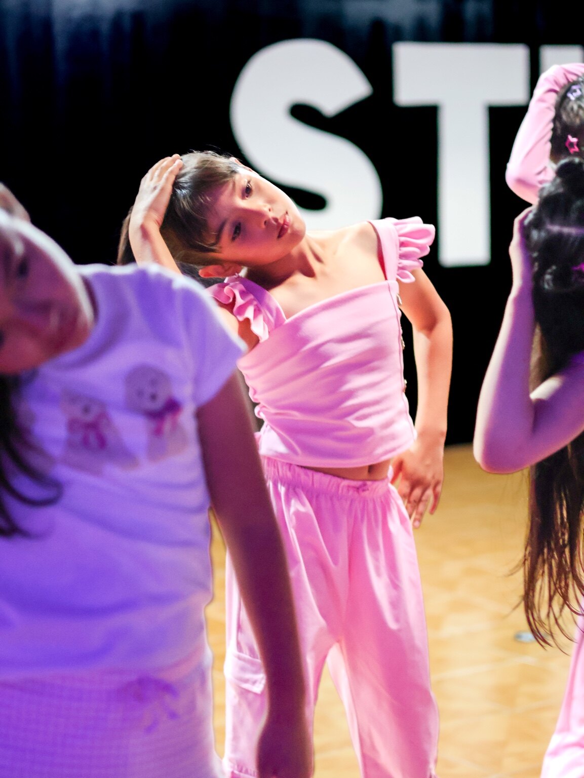 Pequeños disfrutando una clase de Zumba en Vibe Studio