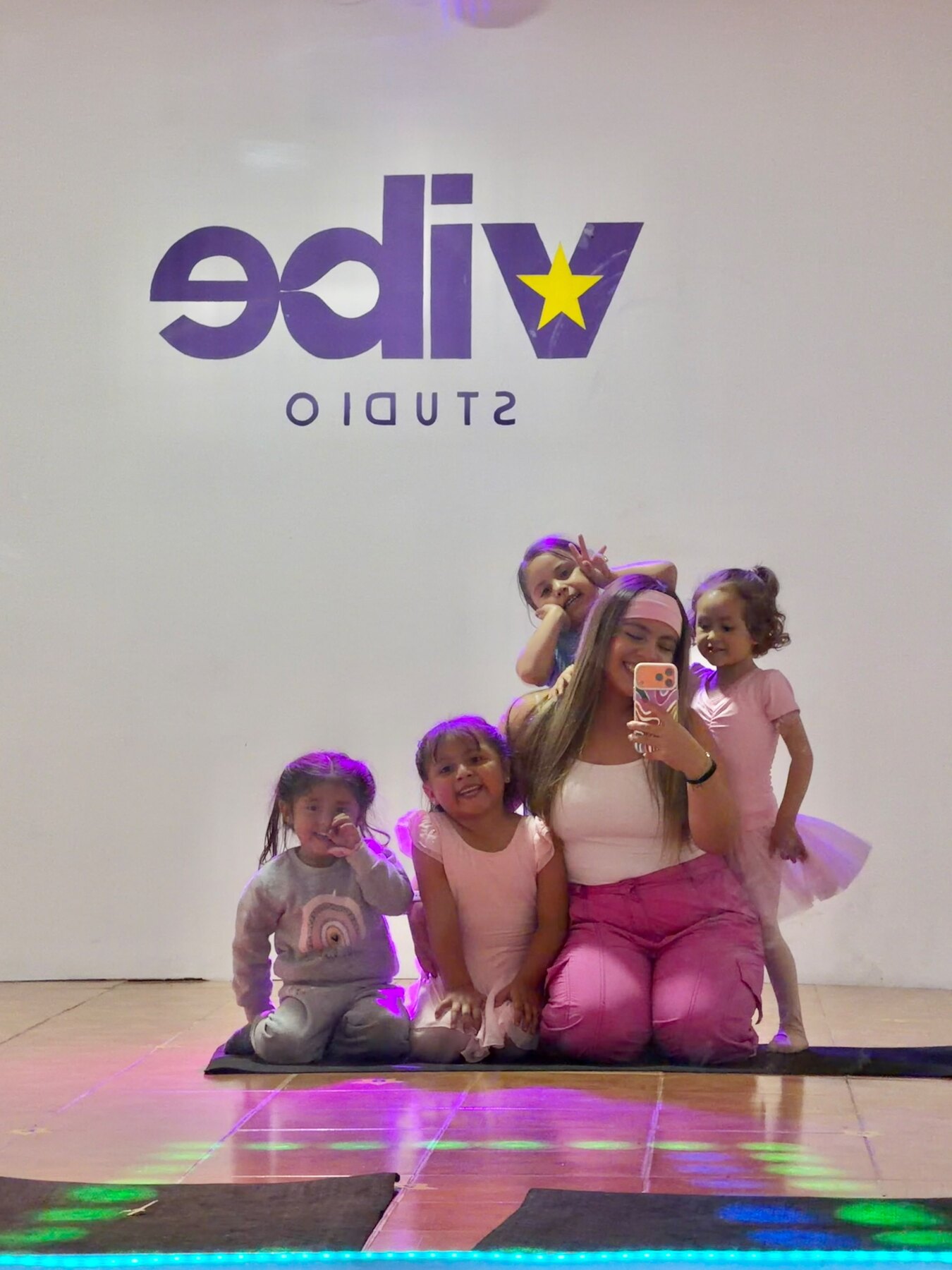 Miss Diann con sus alumnas pequeñas