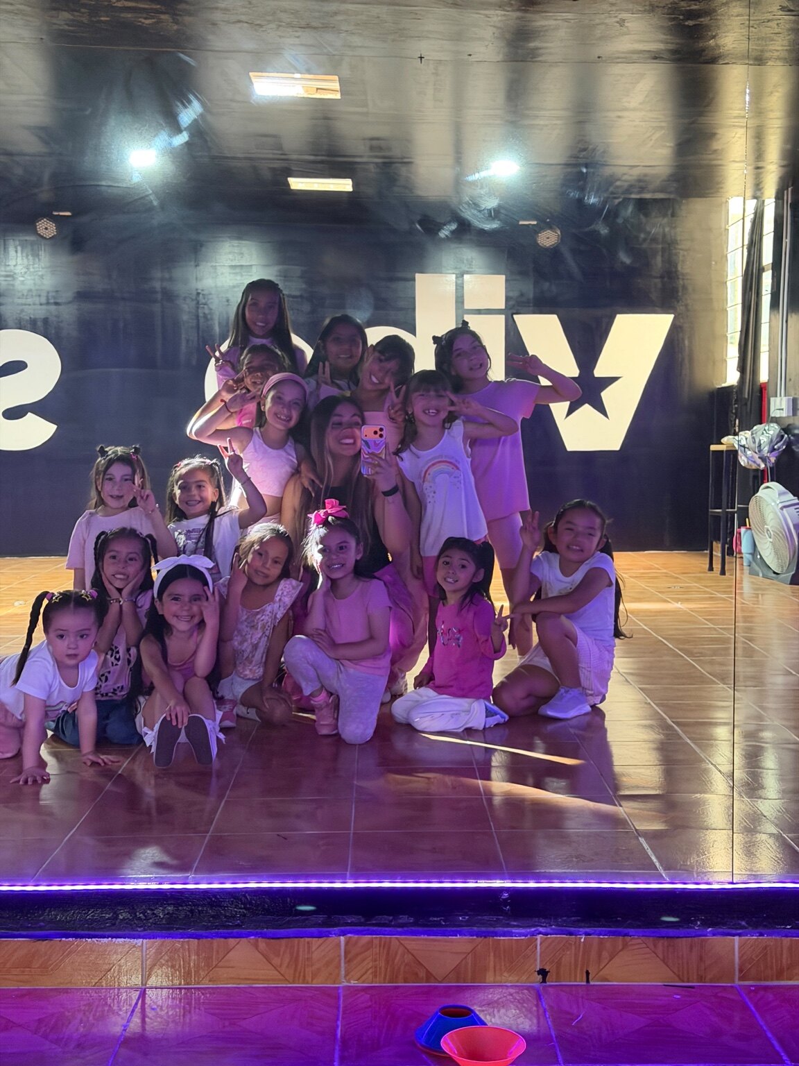 Foto grupal después de una clase de Zumba Kids