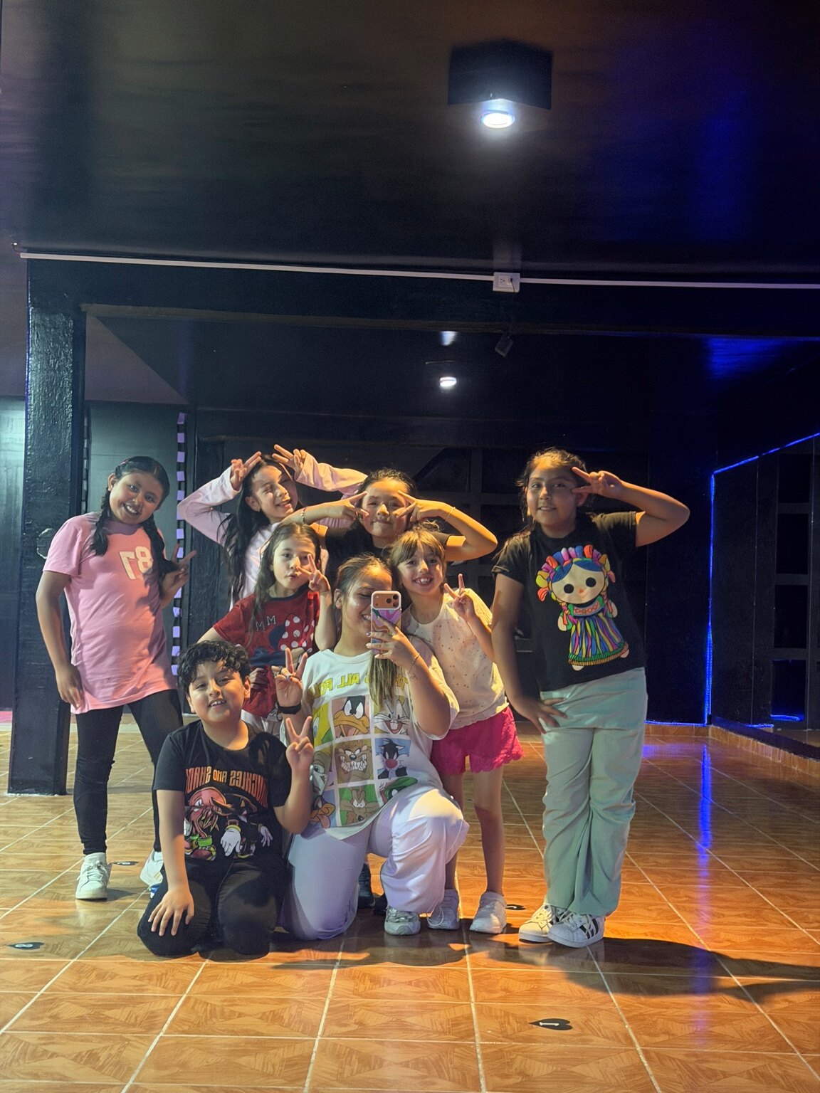Pequeños celebrando juntos en Vibe Studio