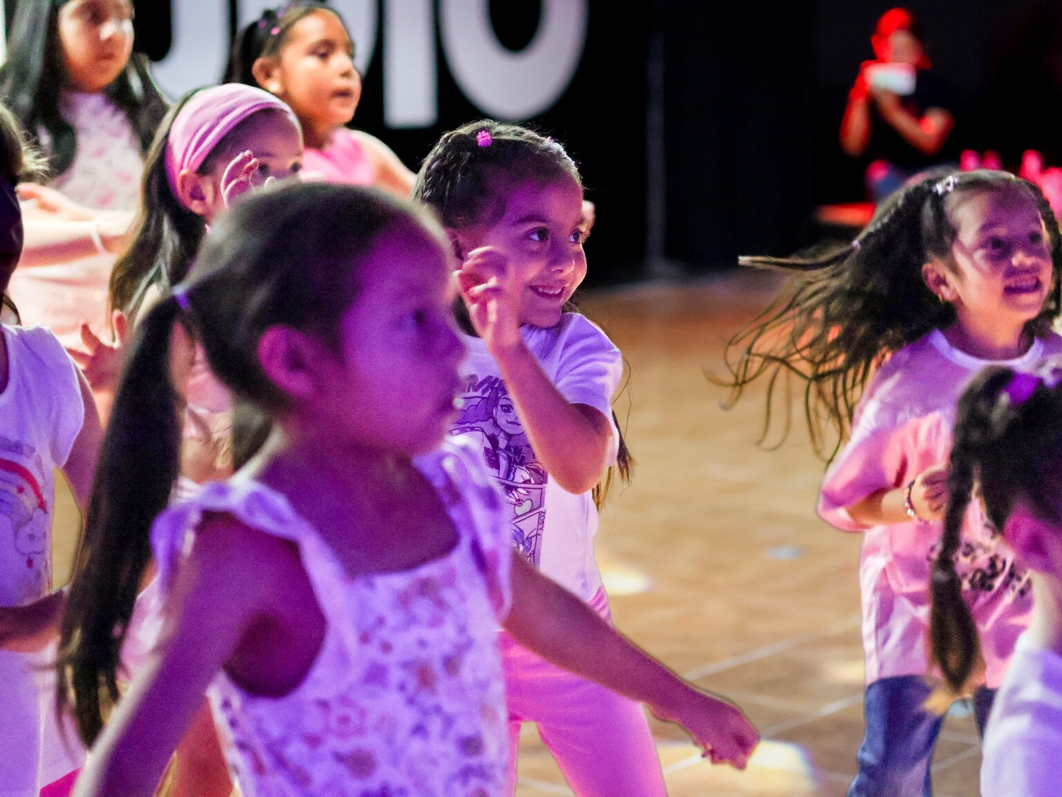 Niñas bailando durante una clase